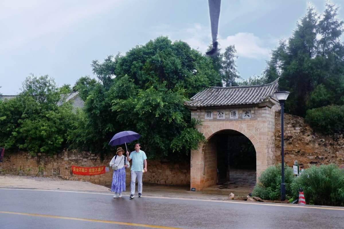 云南古村,百年前国际贸易发达,法国人来建工厂,冯小刚来拍电影