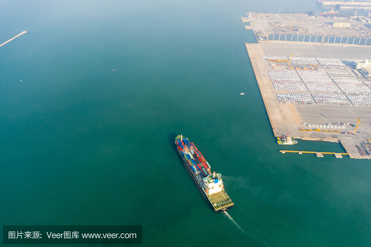 鸟瞰图。集装箱船在具有吊车桥的码头上开展对外进出口业务。物流和运输